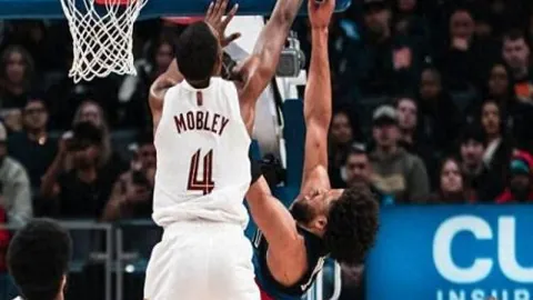 欧冠对决：哈格里夫斯深度剖析：齐达内与罗纳尔多，谁称霸锋芒？