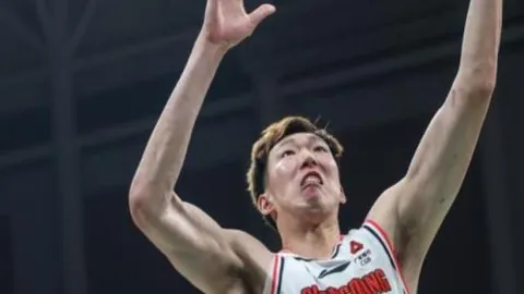 “张国伟斩获男子跳高世界冠军奖牌”